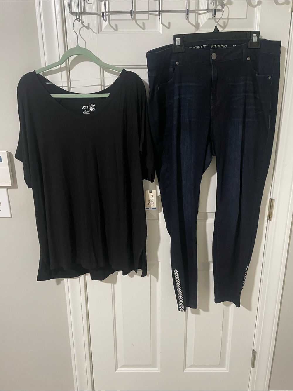 Black Top with Dark Blue Jeggings - Comfortable Everyday Set 18 /1x top nwt